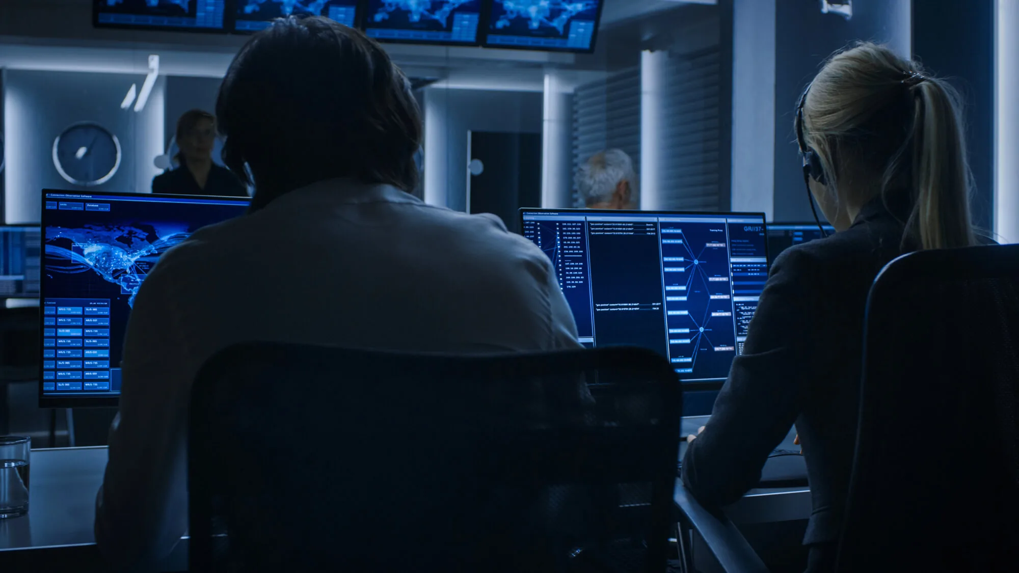 Bezpečnostní analytici sledují provoz systémů na monitorech