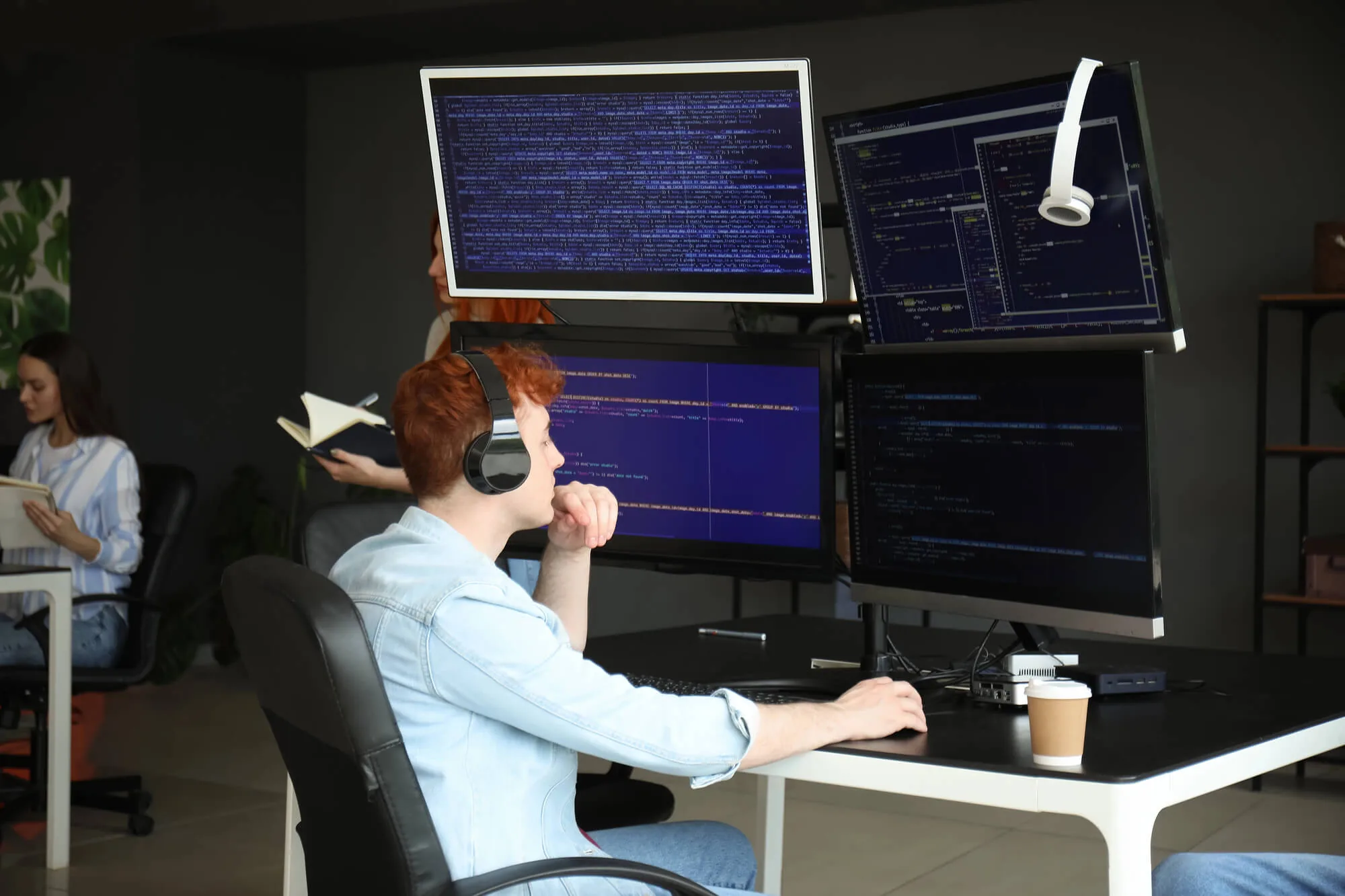 Specialista analyzuje výsledky testu na více monitorech
