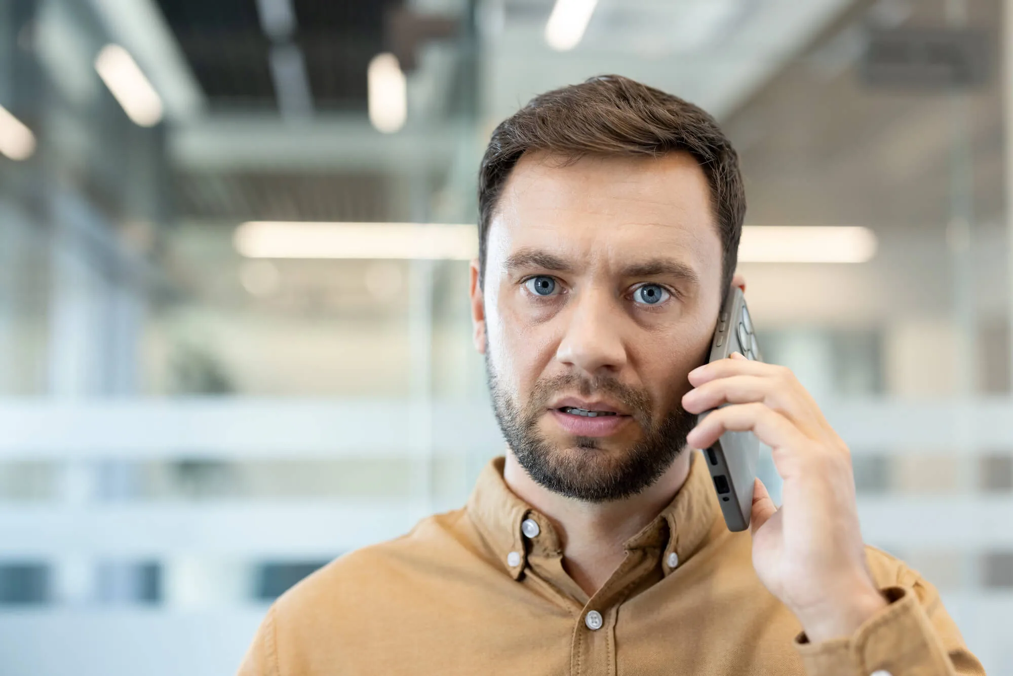 Zaměstnanec řeší podezřelý telefonát